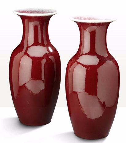 POL CHAMBOST (1906-1983) Paire de hauts vases balustres en faïence émaillée rouge...