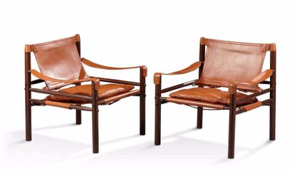 ARNE NORELL (1917-1971) Paire de fauteuils modèle "Sirocco safari" en bois teinté...