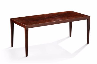 HANS J.WEGNER (1914-2007) Table basse en palissandre à plateau rectangulaire reposant...