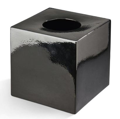 ETTORE SOTTSASS (1917-2007) Vase carré en faïence émaillée noire modèle 585.
Signé.
Vers...