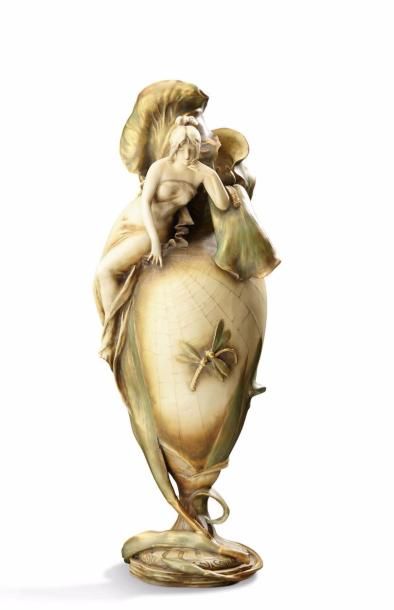 AMPHORA AUSTRIA Vase de forme balustre en céramique émaillée verte nuancée beige...