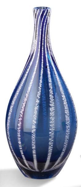 Flavio POLI (1900-1984) Vase à corps ovoïde en verre moulé à chaud bleu et blanc.
Vers...