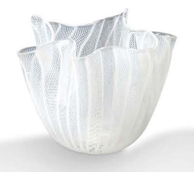 Paolo VENINI (1895-1959) Petit vase "Fazzoletto" en verre filigrané blanc en verre...