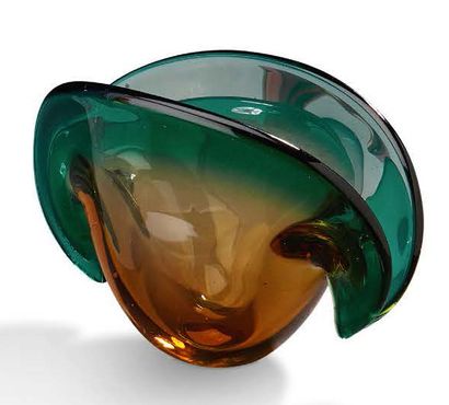 ERMANNO TOSO (1903-1973) Vase "Palourde" en verre épais moulé à chaud vert et orange...