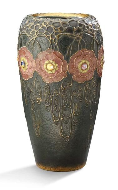 AMPHORA Vase conique en céramique émaillée verte et rehaut d'or à décor en relief...