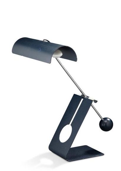 SABINE CHAROY (XXÈ) Lampe de bureau en acier laqué bleu foncé à balancier et refecteur...
