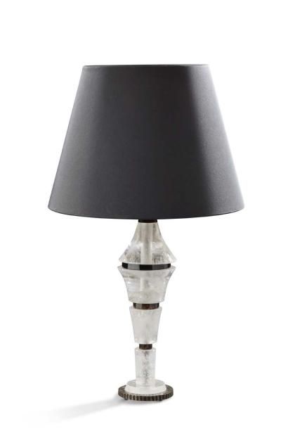 SILVAIN SUBERVIE (NÉ EN 1950) Lampe à fût composé d'éléments taillés en cristal de...