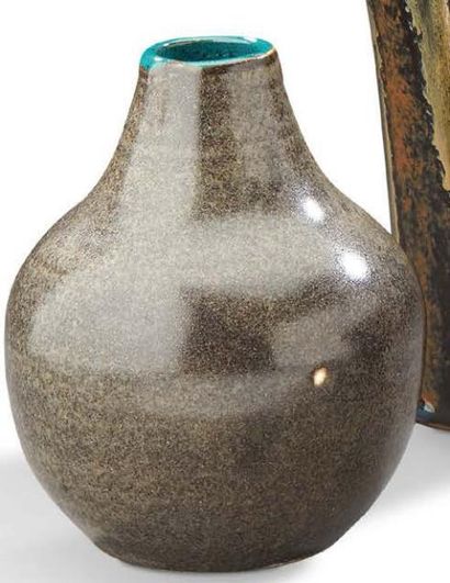 AUGUSTE DELAHERCHE (1857-1940) Petit vase à large panse et col resserré en grès porcelainique...