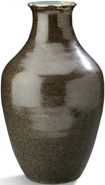 AUGUSTE DELAHERCHE (1857-1940) Vase de forme balustre en grès émaillé gris moucheté...