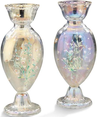 EMILE GALLE, DANS LE GOUT Paire de vase de forme balustre en verre translucide irisé...