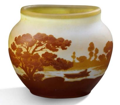 ÉTABLISSEMENTS GALLÉ Vase à corps oblong en verre doublé à décor dégagé à l'acide...