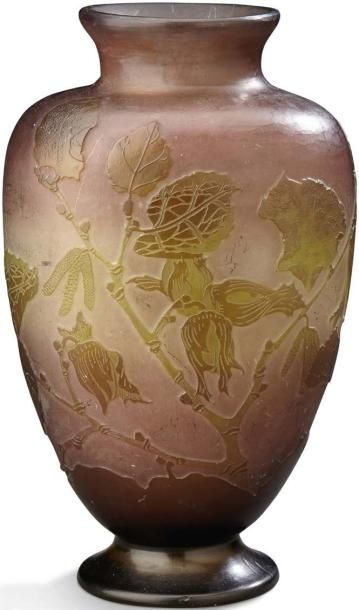 ÉTABLISSEMENTS GALLÉ Vase de forme balustre en verre doublé à décor dégagé à l'acide...