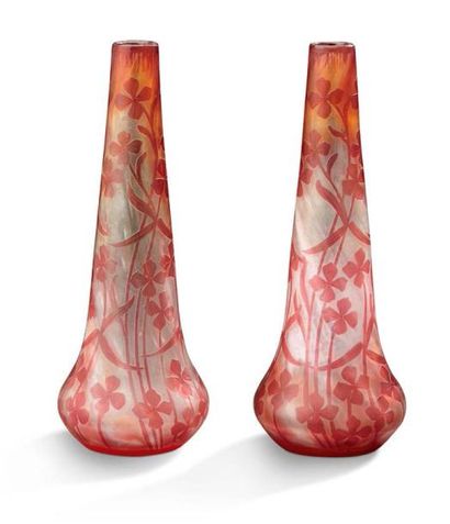 CRISTALLERIE DE PANTIN Paire de vases de forme conique en verre doublé à décor dégagé...