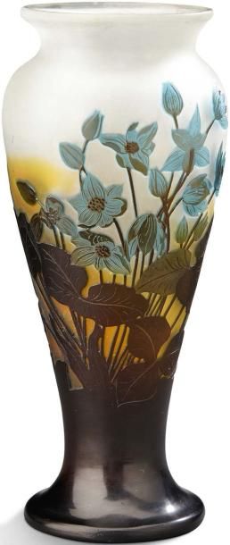 ÉTABLISSEMENTS GALLÉ Vase de forme balustre en verre doublé à décor dégagé à l'acide...