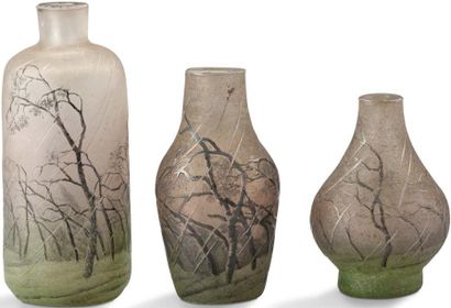 DAUM Nancy Suite de trois vases miniatures en verre doublé à décor dégagé à l'acide...