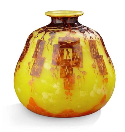 LE VERRE FRANÇAIS Vase boule à épaulement à col resserré en verre doublé à décor...