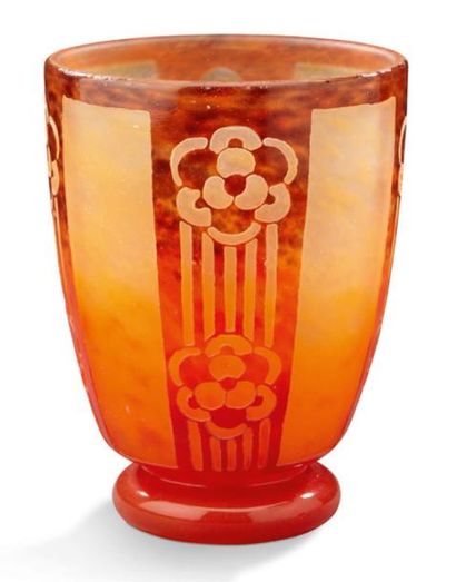 LE VERRE FRANCAIS CHARDER Vase conique sur talon circulaire en verre doublé à décor...