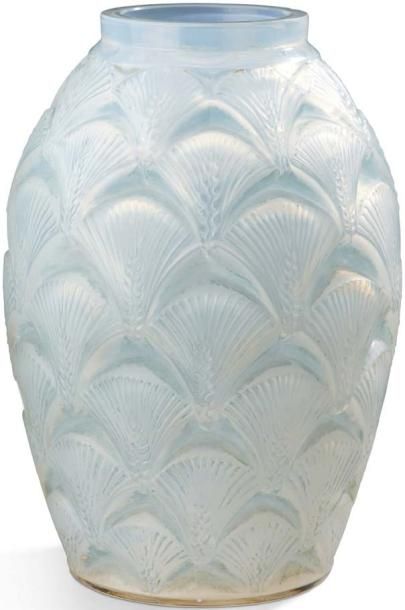 RENE LALIQUE (1860-1945) Vase modèle "Herblay" en verre moulé pressé opalescent.
Signé.
Modèle...