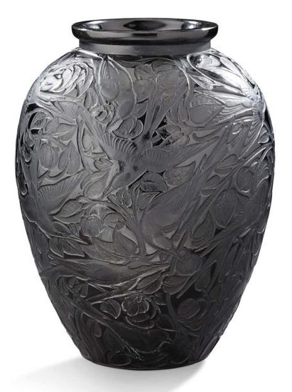 RENE LALIQUE (1860-1945) Vase modèle «Martin Pêcheurs» en verre moulé pressé teinté...