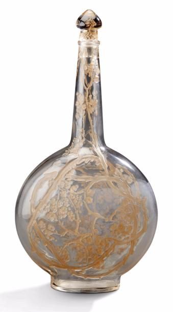 RENE LALIQUE (1860-1945) Carafe modèle «Aubépines».
en verre moulé pressé patiné.
Modèle...