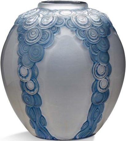 André HUNEBELLE (1896-1985) Rare et important vase boule modèle «Guirlandes» en verre...