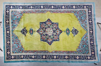null TABRIZ (Nord-Ouest de l'Iran)
Assez fin tapis à velours en laine, chaînes, trame...