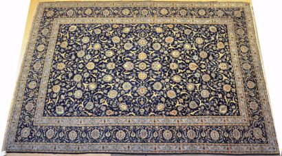 null KACHAN (Iran)
Grand tapis à velours en laine, chaînes, trame et franges en coton,...