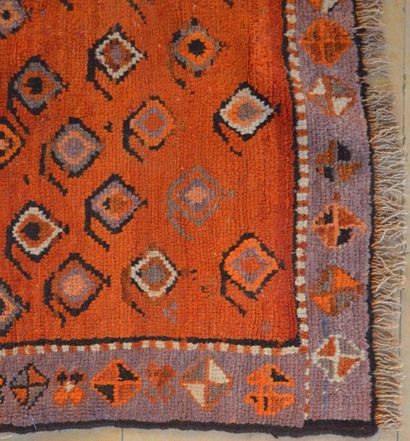 null ENDGE (Caucase)
Tapis en laine à fond orangé et décor de motifs de losanges
Début...