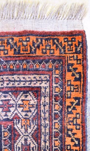 null AFCHAR (Perse)
Tapis en laine à décor de motifs rappelant des maisons et oiseaux...