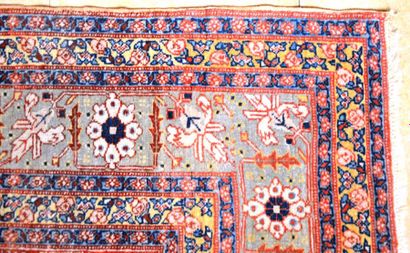 null TABRIZ HADJ ALI ALI (Perse)
Fin tapis à fond rouge et décor de boteh, bordure...