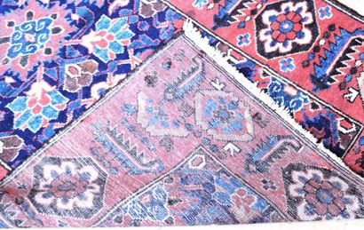 null KURDE
Original tapis à fond bleu à motifs floraux et bordure rouge
Fin XIXème...