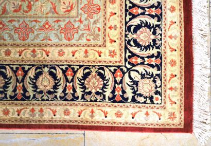 null GHOUM (Iran)
Fin tapis à velours, chaînes, trame et franges en soie, à décor...