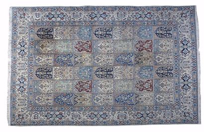 null NAIN (Iran)
Fin tapis à velours en laine kork soyeuse de qualité, fleurs entourées...