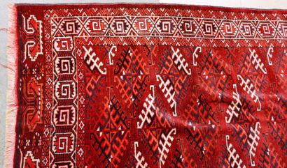 null YOMOUD-BOUKHARA (Turkmèn)
Tapis à velours, chaînes, trame et franges en laine,...