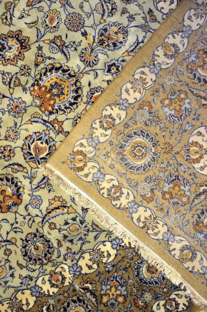 null KACHAN (Iran)
Tapis à champ beige à semis de palmettes de fleurs stylisées de...