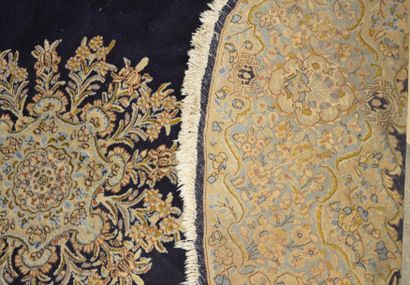 null KIRMAN (Iran)
Tapis à velours en laine. Chaînes, trame et franges en coton,...