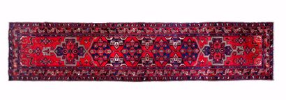 null HAMADAN (Iran)
Galerie à fond rubis à décor géométrique
Vers 1975
500 x 111...