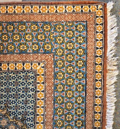 null GHOUM (Iran)
Tapis en laine et soie à décor de fleurs étoilées sur fond marron...