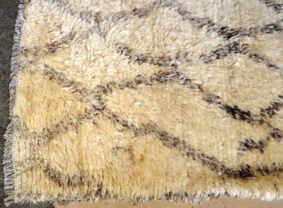 null BENI OUARAIN (Moyen Atlas, Maroc)
Tapis en laine à décor de lignes noires sur...