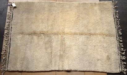 null MRIRT (Maroc)
Tapis en laine blanc
206 x 142 cm
