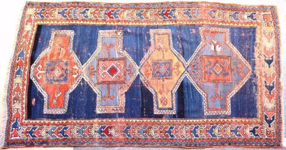 KAZAK (Caucase)
Petit tapis à décor géométrique...
