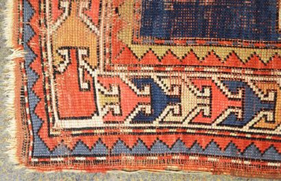 null KAZAK (Caucase)
Petit tapis à décor géométrique sur fond bleu.
Fin XIXème siècle...
