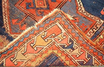 null KAZAK (Caucase)
Petit tapis à décor géométrique sur fond bleu.
Fin XIXème siècle...