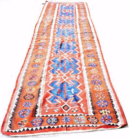 null KILIM KOUBA (Arménie)
Galerie à décor de motifs géométriques bleus sur fond...