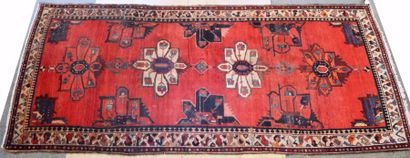 BAKTIAR (Iran)
Galerie en laine à fond rouge...