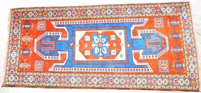 null KARS KAZAK (Turquie)
Tapis à fond rouge et bleu à décor Sevan
Vers 1960
131...