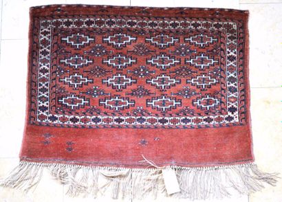 TCHOUVAL YOMOUD (Turkmen)
Tapis à décor géométrique...