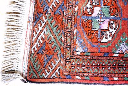 null TEKKE BOUKHARA (Russie)
Petit tapis à fond rouge
Milieu XXème siècle
50 x 85...