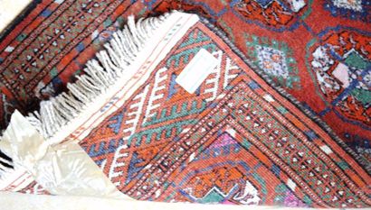 null TEKKE BOUKHARA (Russie)
Petit tapis à fond rouge
Milieu XXème siècle
50 x 85...