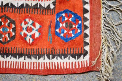 null KILIM KOUBA (Arménie)
Galerie à décor de motifs géométriques bleus sur fond...